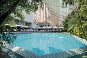 热带酒店内部或周边的泳池