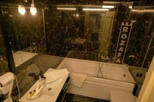 斯库台Rozafa Hotel的带浴缸、盥洗盆和卫生间的浴室