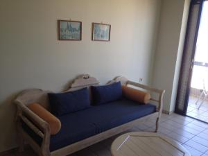 罗希姆诺杰森酒店公寓 的客厅配有蓝色的沙发和桌子