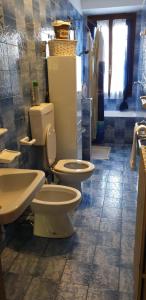 科利科VILLA LAGO - GROUND FLOOR的浴室设有2个卫生间和水槽