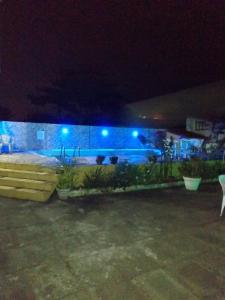 巴拉迪圣若昂巴拉旅馆的一座晚上有蓝色灯光的建筑
