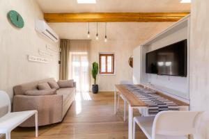特雷莫西内Borgo Cantagallo Casa Olivia 2的客厅配有沙发和桌子