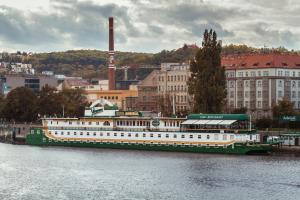 布拉格波特尔海军上将酒店的一条绿色和白色的大船
