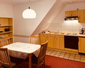 巴特法灵博斯特尔Cafe Gaubenhaus的厨房配有桌子和水槽