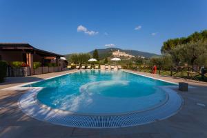 阿西西全景农家乐的度假村内的大型蓝色海水游泳池