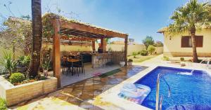 贝洛奥里藏特Casa Pampulha的一个带游泳池和房子的后院