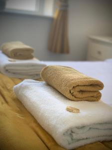 韦茅斯Seacrest Guest House的床上的一大堆毛巾