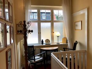 魏玛裴森吉塞拉别墅的客房设有桌椅和窗户。