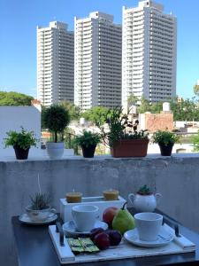科尔多瓦诺沃姆套房公寓式酒店的阳台上桌子上的水果盘