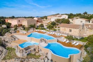 阿尔扎凯纳Hotel Borgo Smeraldo的享有带游泳池的别墅的空中景致