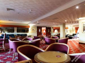 坎伯利湖畔国际酒店的酒店客房设有桌椅和等候区。