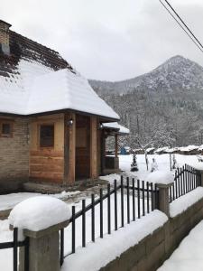 莫克拉戈拉Planinski biser Mokra Gora的屋顶上积雪的小木屋