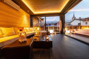 奥斯塔HB Aosta Hotel & Balcony SPA的带沙发和大窗户的客厅