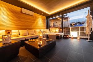 奥斯塔HB Aosta Hotel & Balcony SPA的带沙发和大窗户的客厅