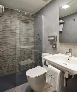 潘普洛纳阿文尼达酒店的浴室配有卫生间、盥洗盆和淋浴。