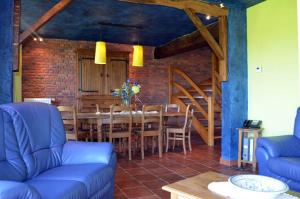 希迈Gîtes Ferme de la Barrière的客厅配有蓝色的沙发和桌子