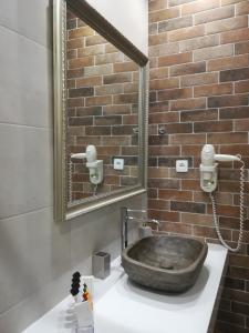 纳弗帕克托斯Amaryllis的一间带石制水槽和镜子的浴室