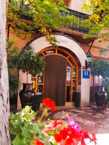 布龙查莱斯西扎酒店的前方花卉建筑的入口