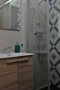科斯皮夸Città Cospicua suites的带淋浴和盥洗盆的浴室