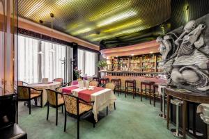 米兰布鲁内列斯基酒店的一间带桌椅的餐厅和一间酒吧