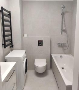 帕内韦日斯Apartment Ainiai的白色的浴室设有卫生间和水槽。