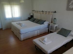 贝纳尔马德纳Chalet Puerto Marina Goya的酒店客房设有两张床和一张桌子。