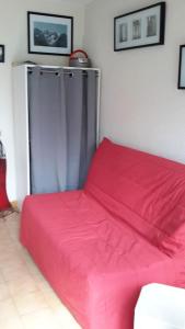 昂塞勒Studio Residence Le Stella的红色毯子的房间的一张红色的床