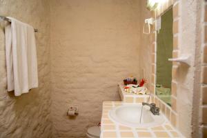 伊斯塔帕普尔它德尔马伊斯塔帕酒店的一间带水槽和卫生间的浴室