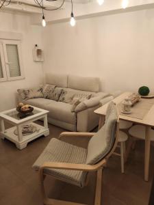 Cervera de BuitragoCerverahouse的客厅配有沙发和桌子