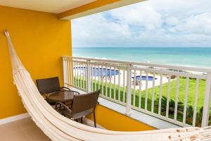 纳塔尔Hotel Senac Barreira Roxa的阳台设有吊床,享有海景。
