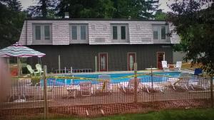 埃利科特维尔雪绒花滑雪小屋旅馆的一座房子,设有游泳池、椅子和遮阳伞