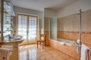萨尔拉拉卡内达Noreli B&B的浴室配有2个盥洗盆、浴缸和淋浴。