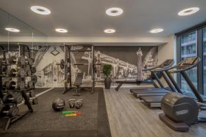 泰恩河畔纽卡斯尔INNSiDE by Meliá Newcastle的健身房,带有运动器材和一座桥壁画