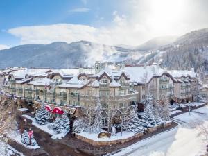 范尔索奈普酒店的白雪覆盖的山脉中度假胜地的空中景色
