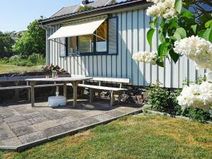 赫讷4 person holiday home in H n的野餐桌和房子前面的长凳