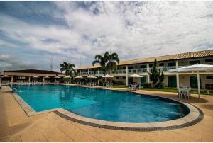 JaguaripeHotel Fazenda Alto Alegre的酒店前方的大型游泳池