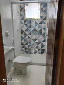 巴哈古拉提巴Espaço Mangue House的一间带卫生间和淋浴的浴室