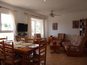波洛普波乐普塞拉利昂佛得角度假屋的客厅配有桌椅和电视。