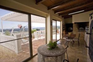 卡略萨登萨里亚Casa Cristina的客厅设有带桌椅的阳台