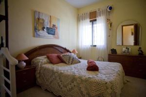 卡略萨登萨里亚Casa Cristina的一间卧室配有一张床和镜子