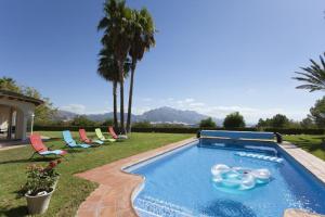 波洛普Casa Ponoig的庭院内的游泳池,带椅子和树木