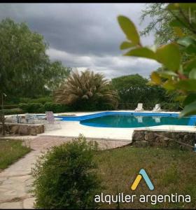 米娜克拉韦罗阿圭罗全新酒店的庭院里的一个大型游泳池