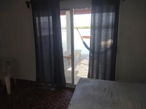 阿卡普尔科Club Cadena的一间卧室设有一张床和一个滑动玻璃门