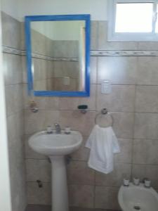 查哈里La Solita的一间带水槽、镜子和卫生间的浴室