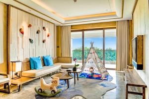 三亚三亚海棠湾天房洲际度假酒店（海底餐厅）的带沙发和玩具帐篷的客厅