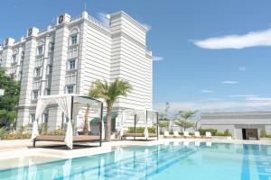CalasiaoThe Monarch Hotel的 ⁇ 染酒店,带游泳池