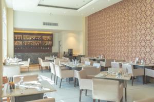 CalasiaoThe Monarch Hotel的一间带桌椅的用餐室和一间餐厅