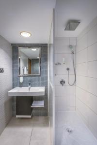 科威特绿洲酒店 的一间带水槽和淋浴的浴室