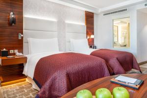 麦纳麦InterContinental Bahrain, an IHG Hotel的酒店客房,设有两张床和一张苹果桌
