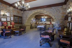 蒙考索拉尔迪塞拉德乡村别墅的餐厅设有石墙和桌椅